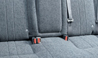 中央席のシートベルトバックルとタングの色を外側席と変えて識別しやすくなりました。