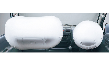 運転席・助手席SRSエアバッグシステムを全車に標準装備。乗員の安全性を高めています。