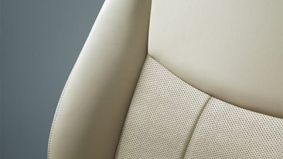内装色：ベージュ〈C〉 シート地：本革シート（前席ヒーター付）＊1